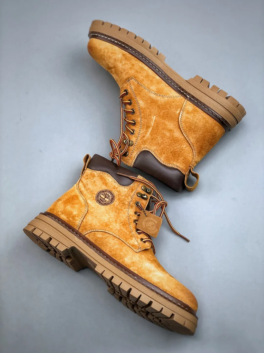 Local pick-up 💰560 supports store release. New goods 🚀 #Timberland Timberland/Timberland outdoor high-top casual rhubarb boots series #Guangdong Dachang quality, original box and original packaging, fashionable and trendy matching. The fabric is made of Italian 🇮🇹 top-grade frosted fine-grained cowhide. It is matched with anti-odor and anti-corrosion genuine leather latex insoles. The outsole and hardware are all made from OEM raw materials. It is the same as the original Goodyear and will never be glued. Good products do not kill pigs. Exclusively launched on the whole network. There is no doubt about the quality. The whole set is packaged in the official website to give you the perfect wearing experience. The quality is exquisite and durable. A must-have for sportsmen. Specially designed to treat those who are not handsome. High-quality and first-class foot feel. Specially used for cold protection and outdoor use this winter. Casual matching for daily use. Size: 38-44 (leather shoe size)